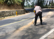 Saat Patroli, Polisi Trenggalek Bersihkan Tumpahan Minyak