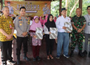 Kapolres Trenggalek Beri Beasiswa Kepada Pelajar dan Anak Yatim