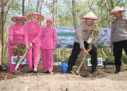 Kapolres Trenggalek Tanam Bibit Pohon Aneka Buah