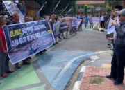 Tuntut Perbaikan Jalan, Warga Trenggalek Gelar Aksi di Pendopo