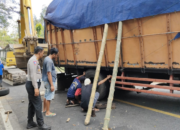 Sigap, Jajaran Polres Trenggalek Evakuasi Truk Tutup Badan Jalan