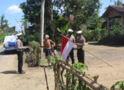 Polisi Keliling Bagikan Bendera Merah Putih kepada Warga Trenggalek