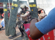 Masa dan Polisi Bentrok, Sispamkota di Trenggalek Berlangsung Dramatis