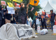 Pelantikan 45 Anggota DPRD Trenggalek Diwarnai Aksi Demo Mahasiswa
