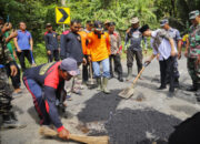 Warga Swadaya Tambal Jalan, Gus Ipin: Terimakasih Telah Membantu Pemkab Trenggalek