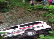 Pulang Hajatan, Mobil Berisi 5 Penumpang di Trenggalek Alami Kecelakaan