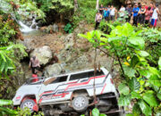Diduga Jalan Licin, Mobil Penumpang Jatuh ke Jurang Sedalam 10 Meter