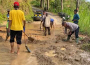 Jalur Trenggalek-Bendungan Tertutup Longsor Akibat Pipa PDAM Bocor