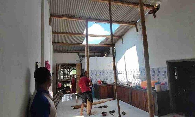 Warga Kayen Mulai Perbaiki Rumah Pasca Diterjang Puting Beliung