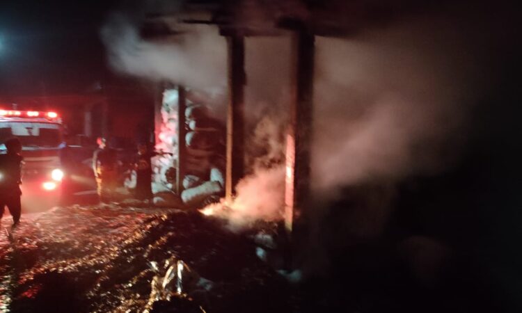 Gudang Penyulingan Daun Cengkeh di Watulimo Terbakar