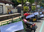 Tak Mampu Lagi Swadaya, Jalan Rusak Dikeluhkan Warga