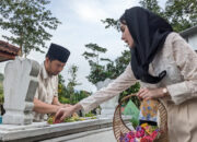 Emil Dardak dan Arumi Ziarah Makam Leluhur di Trenggalek
