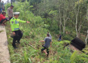 Sopir Ngantuk Mobil Barang Terjun ke Jurang 10 Meter di Trenggalek