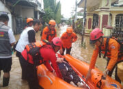 Dramatis Evakuasi Nenek di Trenggalek Alami Sesak Nafas Saat Banjir Melanda
