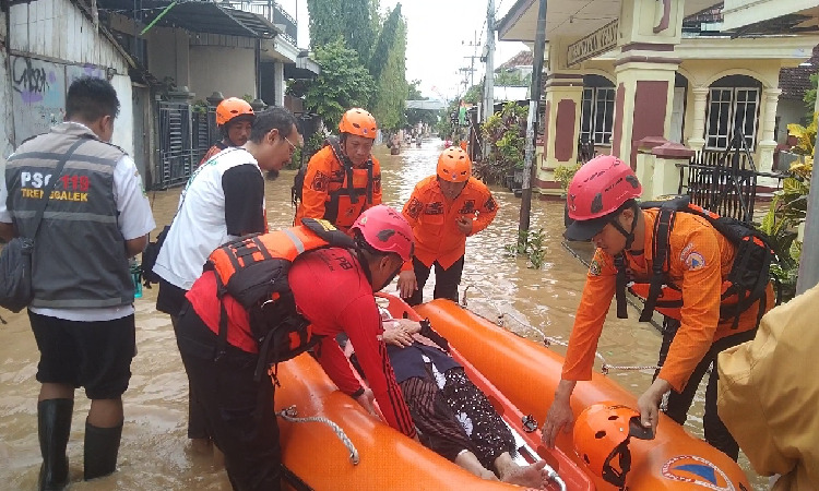 Dramatis Evakuasi Nenek di Trenggalek Alami Sesak Nafas Saat Banjir Melanda