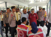 Jelang Nataru Polisi Cek Kelayakan Kendaraan dan Tes Urin Sopir Bus di Terminal Trenggalek