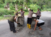 Sering Terjadi Kecelakaan, Polsek Kampak Perbaiki Jalan Rusak