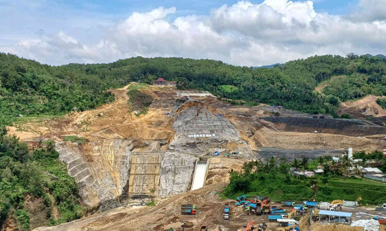 Tebing Bendungan Bagong Trenggalek Longsor 2.000 Meter Persegi