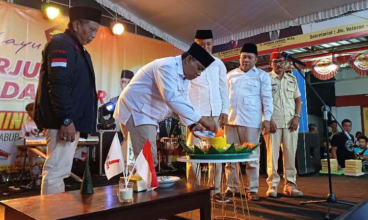 HUT Ke-17 Partai Gerindra, DPC Trenggalek berbagi kebahagian.