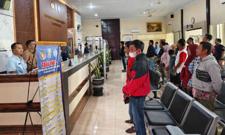 Petugas Serta Pengunjung Satpas SIM dan Samsat Trenggalek Kompak Berdiri Saat Putar Lagu Indonesia Raya