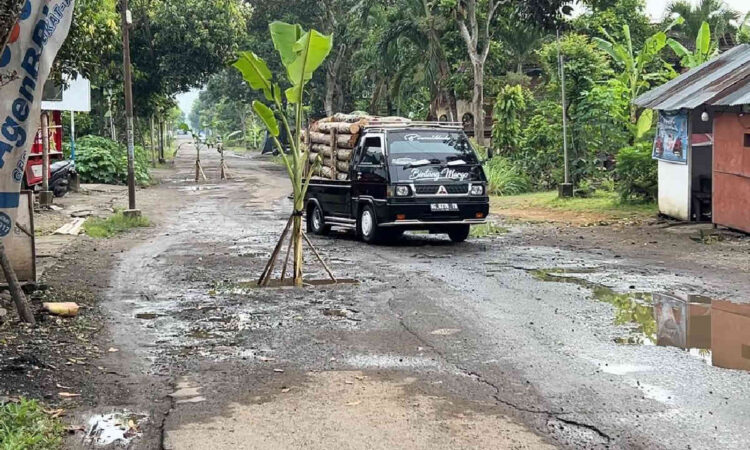 Jalan rusak di Wonoanti