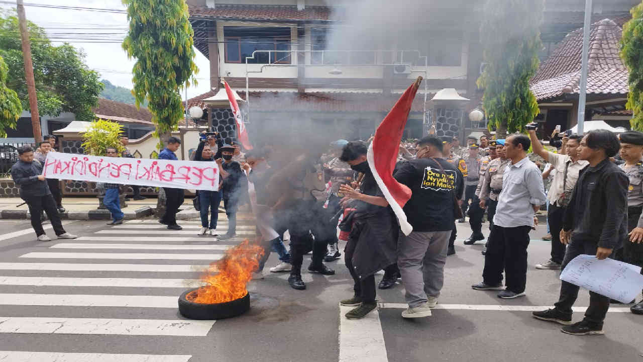 Demo Mahasiswa Trenggalek Soroti Anggaran DPR Tak Tersentuh