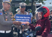 Satlantas Polres Trenggalek Bagikan Hadiah Coklat dan Boneka di Hari Valentine