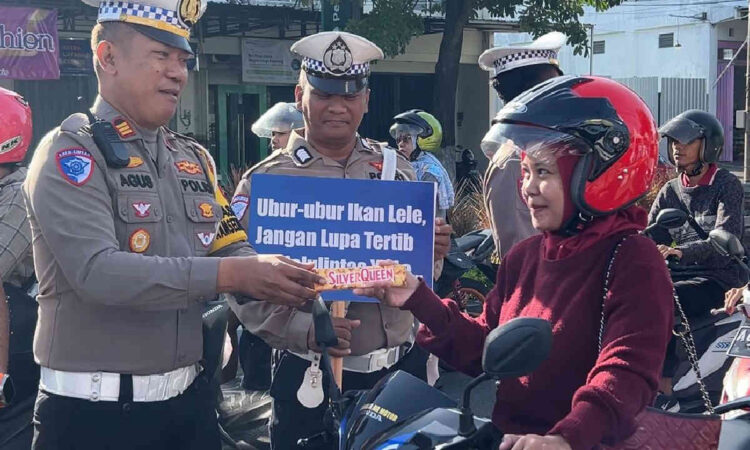 Satlantas Polres Trenggalek Bagikan Hadiah Coklat dan Boneka di Hari Valentine