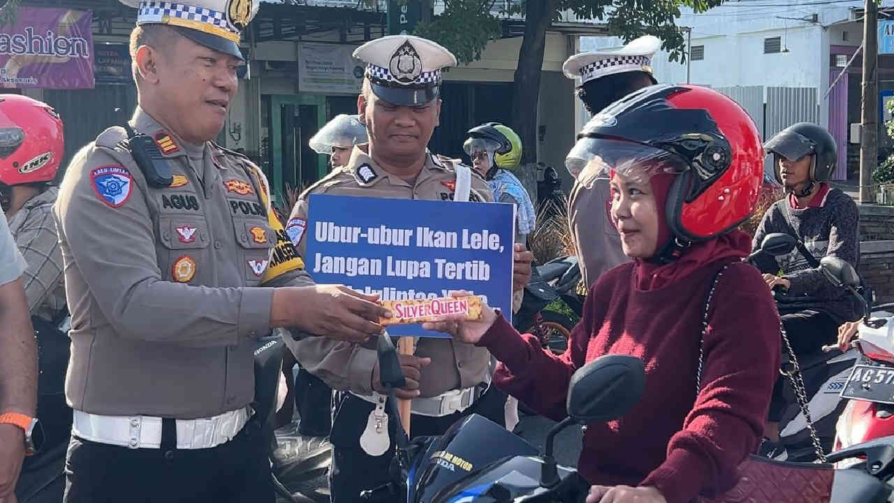 Polres Trenggalek berbagi di hari valentine.