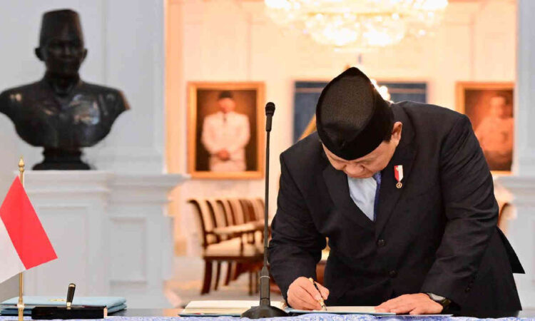 Presiden Tandatangani 3 Produk Hukum Strategis untuk Perkuat Investasi Nasional