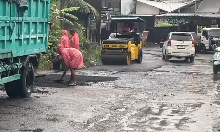 Pengaspalan Jalan Saat Hujan Tuai Kritikan, PUPR Trenggalek Belum Beri Penjelasan