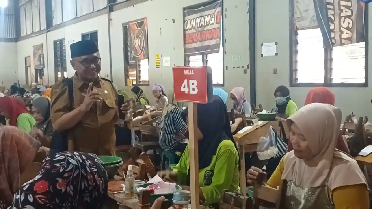 THR Pekerja Trenggalek dicairkan