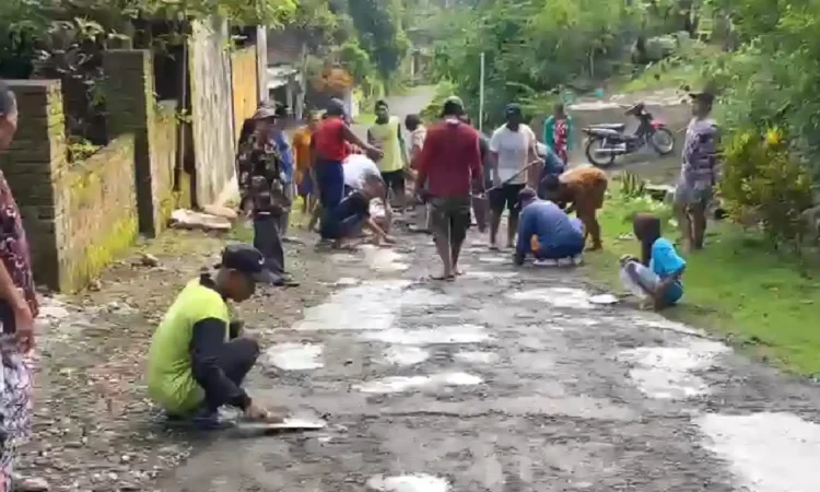 Warga Ngadimulyo Iuran Perbaiki Jalan, Menanti 10 Tahun Tak Ada Perhatian