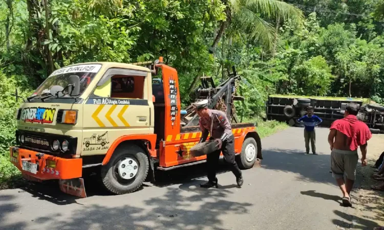 Truk Asal Sidoarjo Menuju Pacitan Terguling di Trenggalek Karena Tersesat GPS
