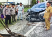 Mobil yang Ditumpangi Kepala Dinas Sosial Trenggalek Alami Kecelakaan