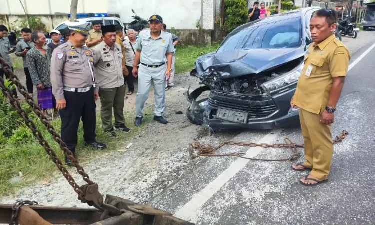 Mobil yang Ditumpangi Kepala Dinas Sosial Trenggalek Alami Kecelakaan