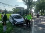 Kecelakaan di Trenggalek, Honda Jazz Adu Banteng dengan Avanza