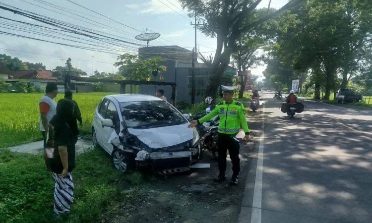 Kecelakaan di Trenggalek, Honda Jazz Adu Banteng dengan Avanza