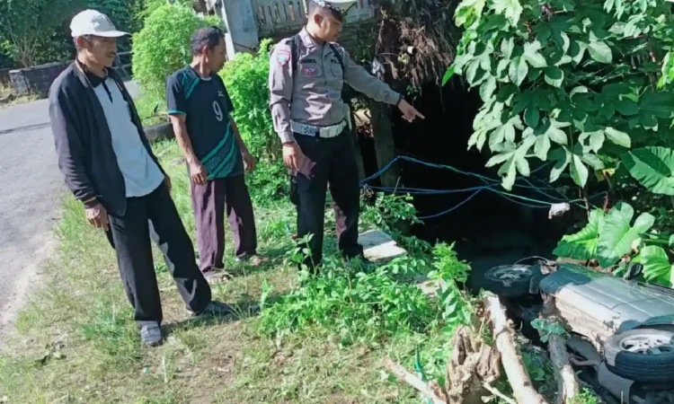 Sopir Ngantuk, Mobil di Trenggalek Terjun ke Sungai Sedalam 3 meter