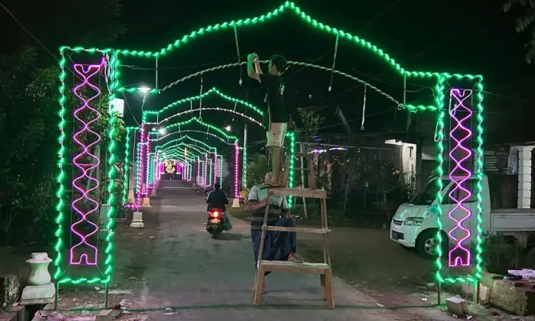 Warga Trenggalek Sambut Lebaran dengan Tradisi Menghias Kampung
