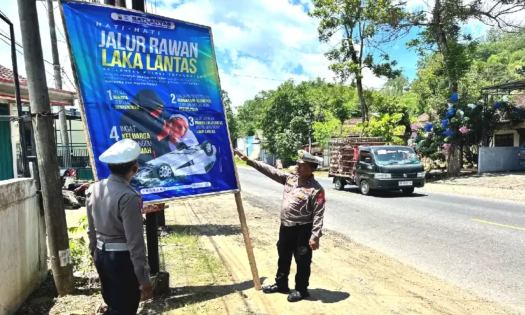 Polres Trenggalek Pasang Baliho di 20 Titik Lokasi Blackspot