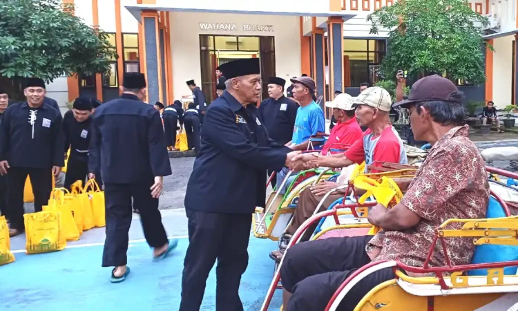 PSHT Ranting Trenggalek Gelar Bakti Sosial, Bagikan Bingkisan kepada 100 Tukang Becak