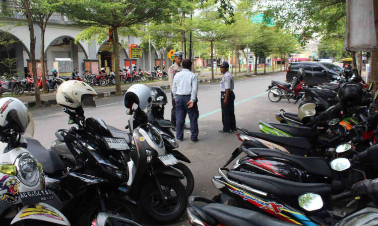 Polisi Trenggalek Atasi Kebiasaan Warga Parkir Sembarangan