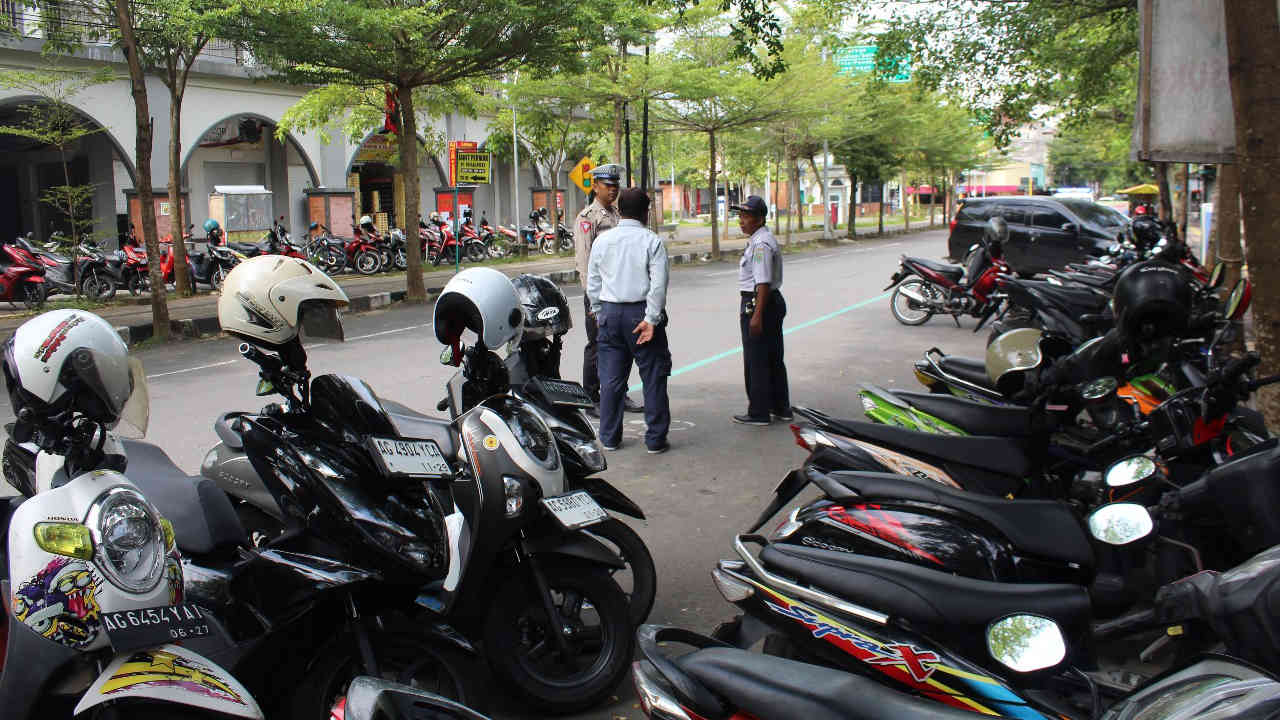 Polres Trenggalek atasi warga parkir sembarangan