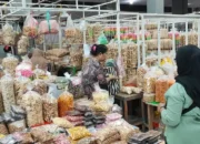 Pedagang Jajanan di Pasar Pon Trenggalek Kebanjiran Pembeli