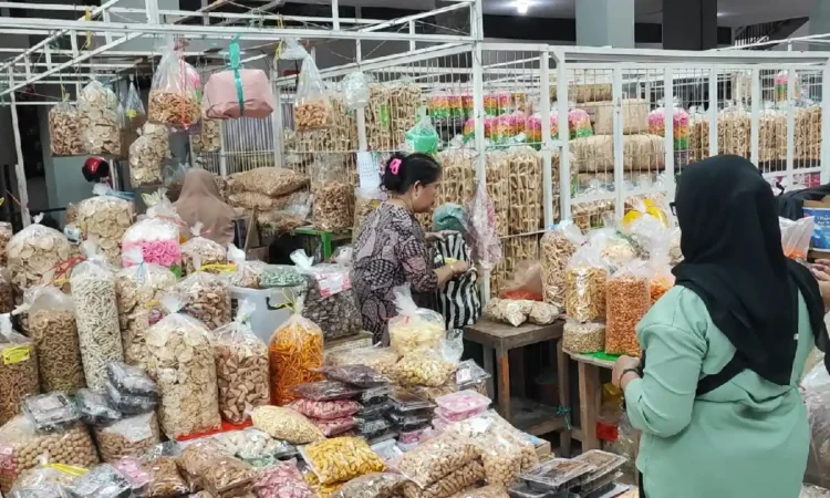 Pedagang Jajanan di Pasar Pon Trenggalek Kebanjiran Pembeli