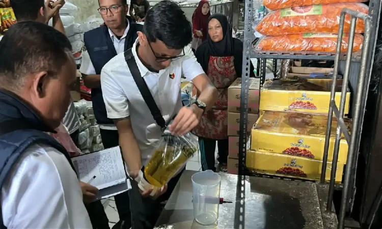 Polisi Awasi Ketat Distribusi Minyak Goreng Subsidi di Trenggalek