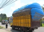 Polisi Trenggalek Tindak Tegas Truk Bermuatan Melebihi Kapasitas