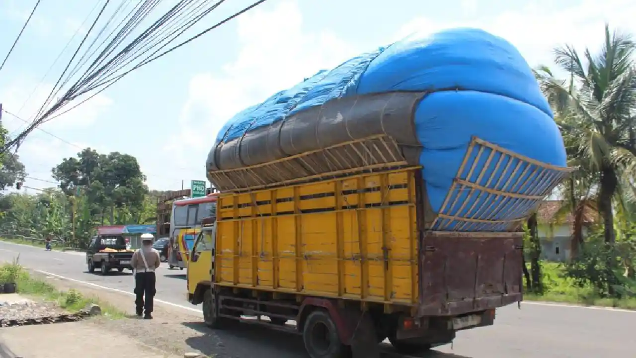 Truk odol di Trenggalek