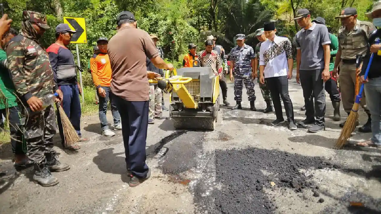 Perbaikan jalan di Trenggalek